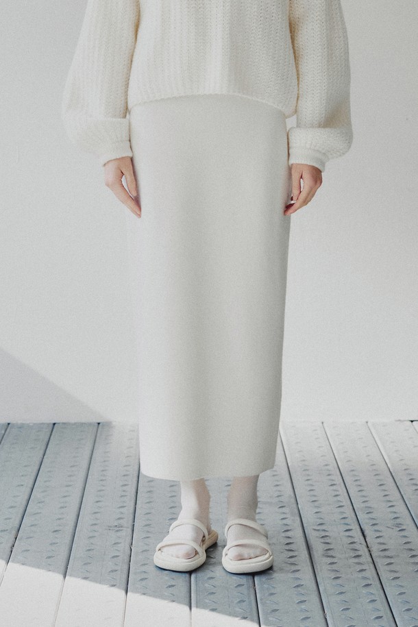 마리아 메리노울 스트레이트 스커트 아이보리는 여성 의류로, 가을과 겨울에 어울리는 미니멀하고 베이직한 스타일의 롱스커트입니다. 부드러운 촉감의 메리노울 소재로 제작되어 따뜻하고 편안한 착용감을 제공하며, 두꺼운 두께감으로 보온성을 높였습니다. 일자 핏의 스트레이트 실루엣은 오피스룩, 출근룩, 모임룩 등 다양한 TPO에 활용 가능하며, 어떤 상의와도 잘 어울려 클래식하고 시크한 스타일을 연출합니다. 아이보리 색상의 무지 디자인으로, 유행을 타지 않고 오랫동안 즐겨 입을 수 있는 아이템입니다.
