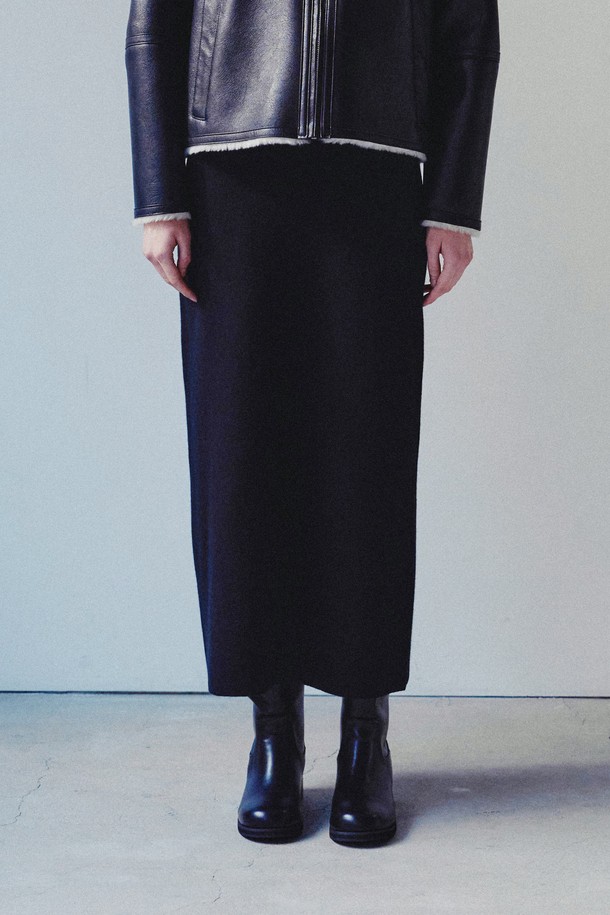 마리아 메리노울 스트레이트 스커트 블랙은 여성스러운 실루엣을 강조하는 미디 스커트입니다. 부드러운 촉감의 메리노 울 소재로 제작되어 가을, 겨울 시즌에 따뜻하게 착용할 수 있으며, 두꺼운 두께감으로 보온성을 높였습니다. 군더더기 없는 디자인과 뒷트임 디테일이 특징이며, 허리선이나 골반에 맞춰 다양한 실루엣을 연출할 수 있습니다. 데일리룩이나 오피스룩에 활용하기 좋은 베이직하면서도 미니멀한 스타일로, 내구성이 높고 보풀에 강해 오랫동안 변함없이 착용할 수 있습니다. 블랙, 아이보리, 브라운 세 가지 컬러로 만나보세요.
