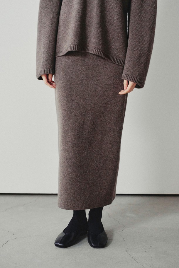 마리아 메리노울 스트레이트 스커트 브라운은 부드러운 촉감의 메리노 울 소재로 제작되어 간절기부터 겨울까지 착용하기 좋은 니트 스커트입니다. 미니멀하고 베이직한 디자인으로 오피스룩, 출근룩, 모임룩 등 다양한 TPO에 활용할 수 있습니다. 12게이지의 촘촘한 조직감과 뒷트임 디테일이 특징이며, 무릎 아래 기장과 발목을 드러내는 롱 스커트 타입으로 시크하고 클래식한 스타일을 연출합니다. 보풀에 강하고 내구성이 높아 오래도록 변함없이 즐겨 입을 수 있으며, 스트레이트 핏으로 깔끔한 실루엣을 선사합니다. 브라운, 아이보리, 블랙 세 가지 컬러로 출시되어 취향에 맞게 선택 가능합니다.
