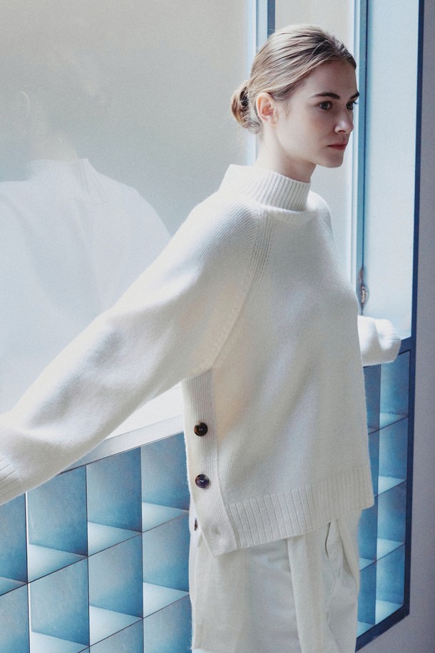 메이브 메리노울 하이넥 버튼 니트 아이보리는 부드러운 메리노울 소재로 제작되어 포근한 착용감을 선사합니다. 가을, 겨울 시즌에 어울리는 두꺼운 두께감과 오버핏 실루엣으로 편안하게 착용 가능하며, 옆트임과 버튼 디테일이 돋보입니다. 하이넥 디자인으로 보온성을 높였으며, 은은한 광택과 보풀에 강한 7게이지 니트 짜임으로 고급스러움을 더했습니다. 베이직한 디자인으로 출근룩, 모임룩 등 다양한 스타일을 연출할 수 있으며, 클래식, 미니멀, 캐주얼 스타일 모두 소화 가능합니다.
