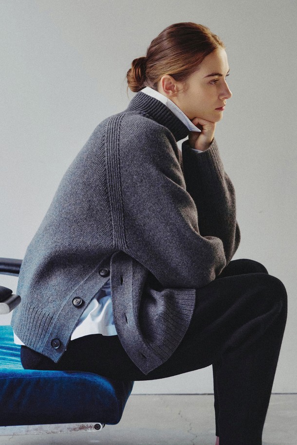 메이브 메리노울 하이넥 버튼 니트 그레이는 여성용 상의로, 가을과 겨울에 어울리는 베이직하고 미니멀한 스타일의 니트입니다. 라이트 그레이, 아이보리, 브라운 세 가지 색상으로 제공되며, 7게이지 두께의 Superfine Wool 100% 소재로 제작되어 부드럽고 포근한 촉감을 선사합니다. 하이넥 디자인에 오버핏으로 편안하게 착용 가능하며, 옆 트임 버튼 디테일이 특징입니다. 은은한 광택과 높은 내구성을 갖춰 데일리룩, 출근룩, 데이트룩 등 다양한 TPO에 활용 가능합니다.
