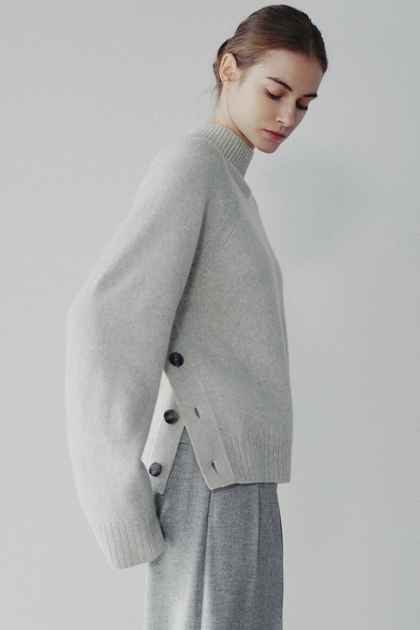 메이브 메리노울 하이넥 버튼 니트는 부드럽고 포근한 촉감의 여성용 니트 스웨터입니다. 가을, 겨울 시즌에 어울리는 두꺼운 7게이지 울 소재로 제작되어 보온성을 높였습니다. 라이트그레이, 아이보리, 브라운 세 가지 색상으로 출시되었으며, 미니멀하고 베이직한 스타일을 연출하기 좋습니다. 하이넥 디자인과 오버핏으로 편안한 착용감을 선사하며, 옆트임과 버튼 디테일이 돋보입니다. 출근룩과 모임룩 등 다양한 TPO에 활용 가능합니다.
