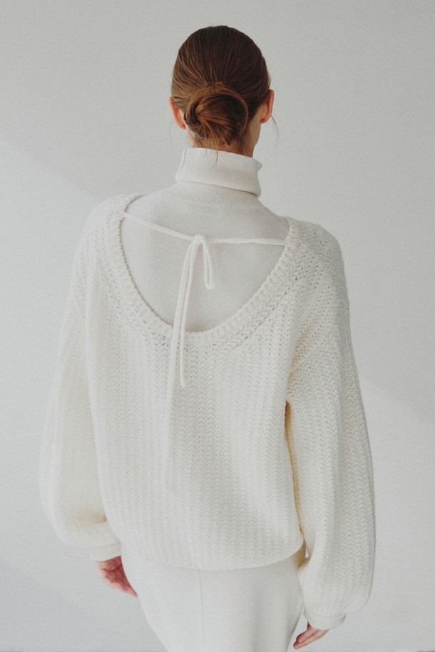 끌로드 메리노울 타이 백 스웨터 아이보리는 여성 의류로, 가을과 겨울에 따뜻하게 착용할 수 있는 두꺼운 터틀넥 스웨터입니다. 부드러운 메리노울 소재로 제작되어 편안한 촉감을 선사하며, 레귤러핏으로 제작되어 베이직하면서도 세련된 스타일을 연출합니다. 아이보리 컬러의 무지 디자인으로 어떤 옷에도 쉽게 매치할 수 있으며, 타이 백 디테일이 포인트로 더해져 특별함을 더합니다. 출근룩과 모임룩은 물론 클래식, 미니멀, 캐주얼 등 다양한 스타일을 소화할 수 있는 활용도 높은 아이템입니다.
