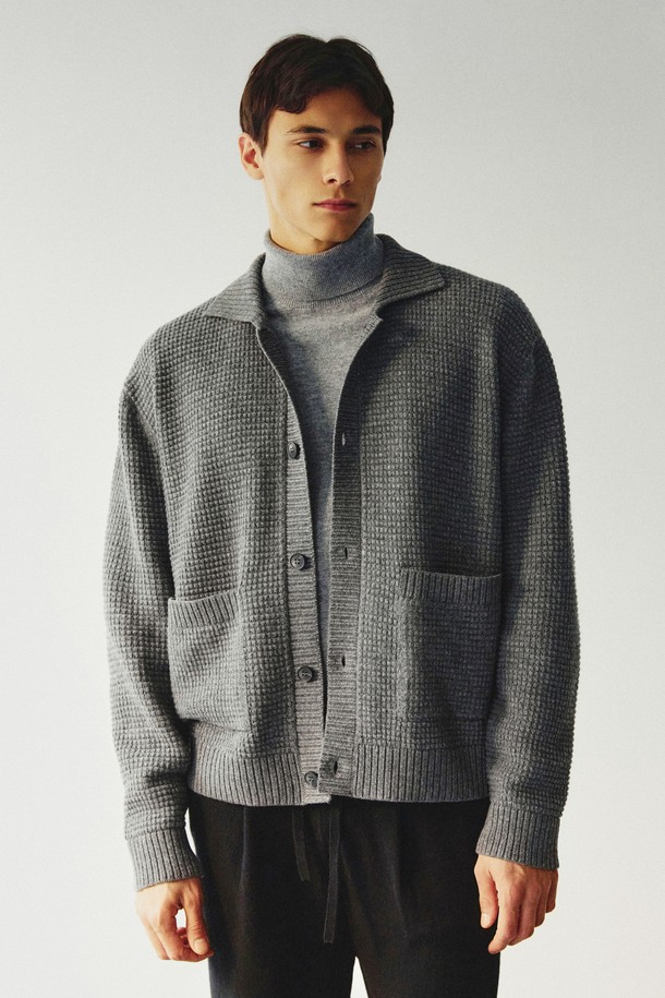 클루스 메리노울 카라 가디건 그레이는 가을과 겨울에 착용하기 좋은 남성용 니트/스웨터입니다. 100% 메리노울 소재로 제작되어 부드러운 촉감과 뛰어난 보온성을 제공하며, 두꺼운 두께감으로 따뜻하게 착용할 수 있습니다. 베이직하고 클래식한 스타일로, 출근룩, 비즈니스 캐주얼, 모임룩 등 다양한 TPO에 활용할 수 있습니다. 레귤러핏에 긴 소매, 카라, 버튼 여밈 방식과 포켓 디테일이 돋보이며, 무지 디자인으로 미니멀한 스타일을 연출합니다. 그레이 컬러로 어떤 옷에도 쉽게 매치할 수 있어 활용도가 높습니다.
