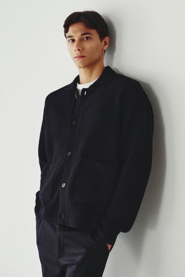 클루스 메리노울 카라 가디건 블랙은 부드러운 메리노울과 Superfine Wool 소재로 제작되어 간절기부터 겨울까지 착용하기 좋은 두꺼운 두께감의 가디건입니다. 블랙, 그레이, 브라운 세 가지 색상으로 출시되어 오피스룩과 데일리룩에 모두 활용 가능하며, 레귤러핏과 긴소매 기장으로 단정하고 세련된 스타일을 연출합니다. 변주름 패턴과 카라넥 디자인이 특징이며, 은은한 조직감과 깔끔한 실루엣이 돋보입니다. 내구성이 높고 보풀에 강하며, 비즈니스 캐주얼, 모임룩 등 TPO에 맞춰 클래식, 미니멀, 시크한 스타일링을 완성할 수 있습니다.
