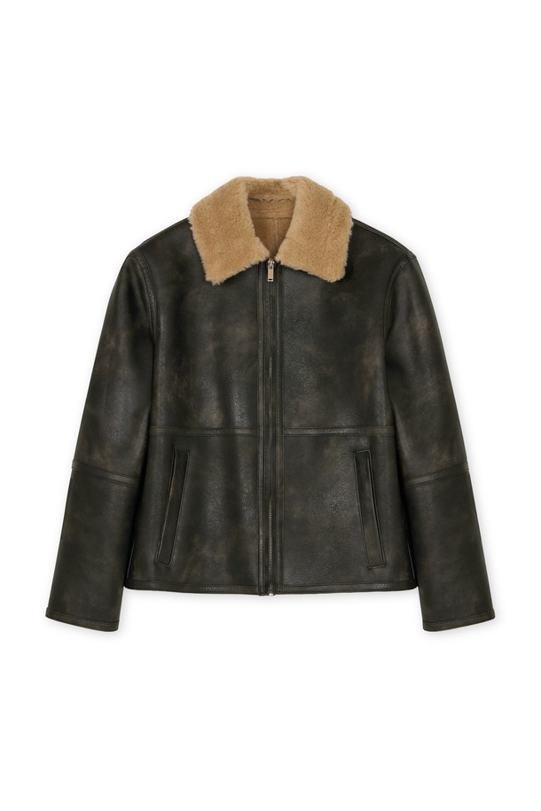 [남녀공용] 로우 시어링 집업 점퍼 다크브라운은 겨울 시즌, 빈티지 무드를 연출하기에 좋은 시어링 점퍼입니다. 남녀 모두 착용 가능하며, 부드러운 촉감의 폴리우레탄과 레이온 혼방 소재로 제작되었습니다. 두꺼운 두께감과 오버핏으로 제작되어 따뜻하고 편안한 착용감을 제공합니다. YKK 지퍼, 내부 레더 패치 포켓, 양모 혼방 퍼 안감 디테일로 고급스러움을 더했으며, 클래식하고 미니멀한 스타일을 완성합니다. 다크브라운 컬러의 무지 디자인으로 다양한 룩에 활용하기 좋습니다.
