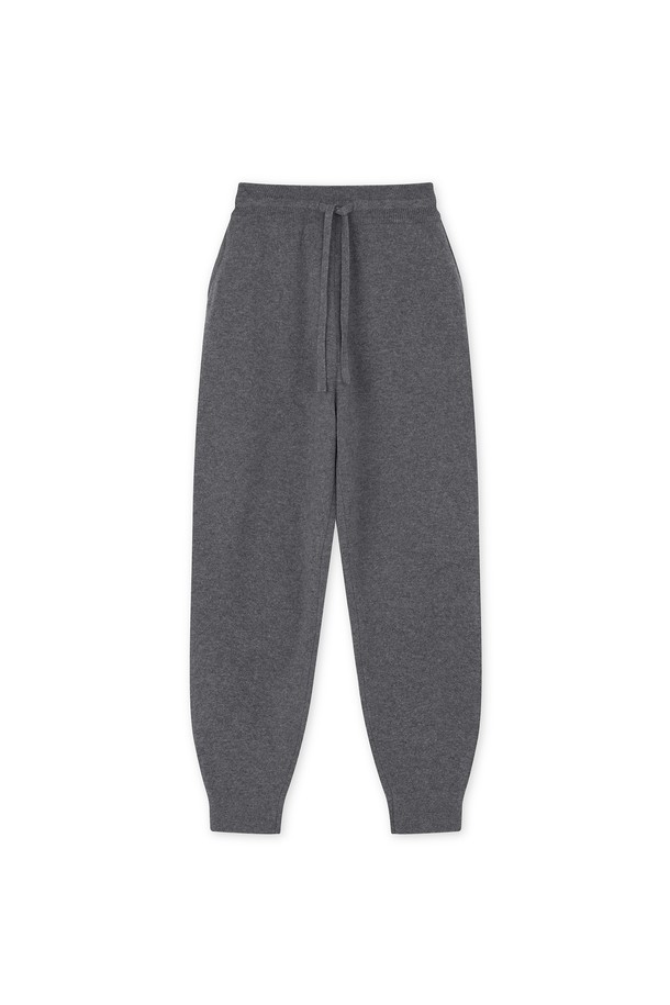 [남녀공용] 피노 메리노울 조거 팬츠 차콜은 부드러운 촉감의 메리노울 소재로 제작되어 가을과 겨울에 따뜻하게 착용하기 좋은 조거 팬츠입니다. 릴랙스핏으로 편안한 착용감을 선사하며, 캐주얼 및 스포티한 스타일을 연출하기 좋습니다. 무지 디자인에 차콜 컬러로 어디든 매치하기 용이하며, 밴딩 처리로 활동성을 높였습니다. 출근룩부터 일상복까지 폭넓게 활용할 수 있는 실용적인 아이템입니다. 
