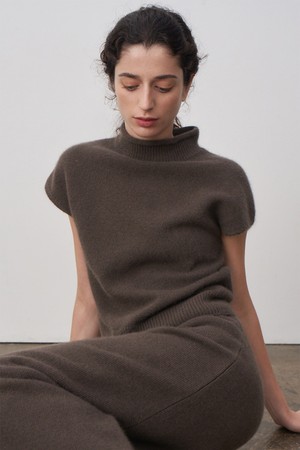 아일라 라쿤 캡 슬리브 니트 브라운