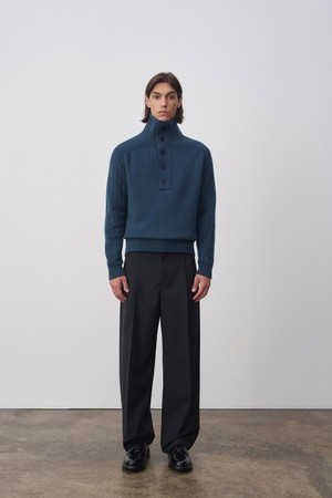 라보 소프트울 하이넥 버튼 니트 네이비