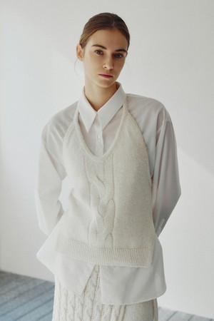 엘리즈 케이블 홀터넥 탑 아이보리