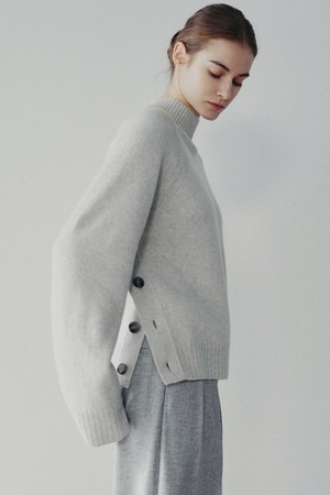 메이브 메리노울 하이넥 버튼 니트 라이트그레이