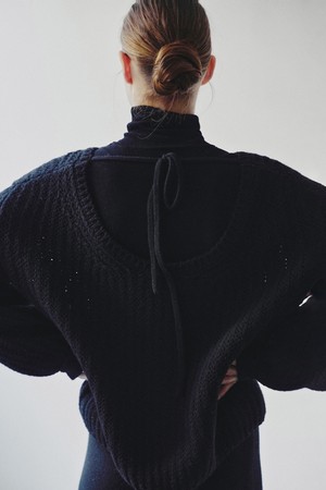 끌로드 메리노울 타이 백 스웨터 블랙