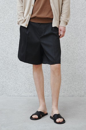 페리 원턱 썸머 울 쇼츠 차콜 스트라이프