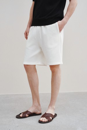 레오 드로스트링 쇼츠 화이트