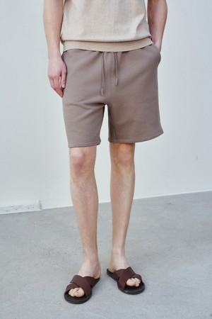 레오 드로스트링 쇼츠 브라운