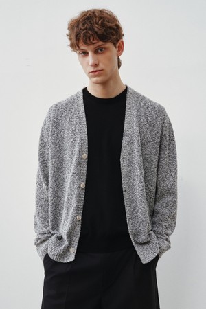 수리 부클 브이넥 가디건 블랙