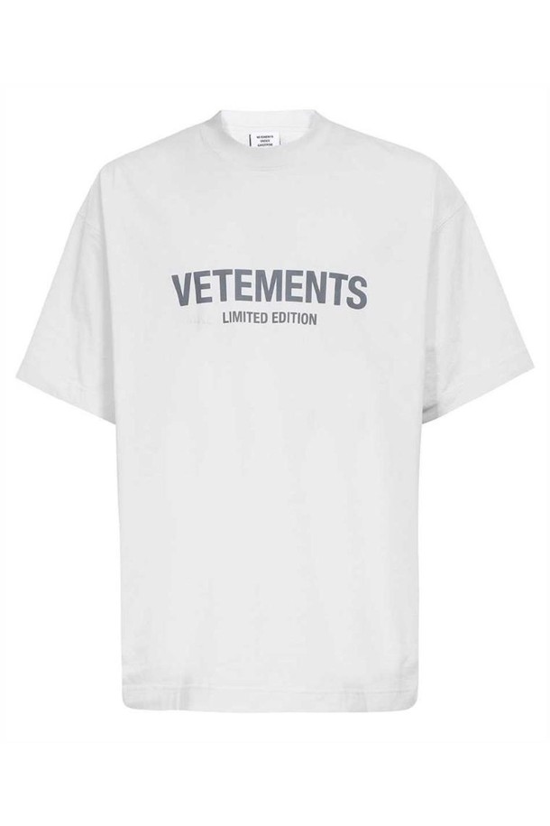 VETEMENTS - 반팔티셔츠 - 베트멍 남성 티셔츠 Vetements UE63TR700X LOGO LIMITED EDITION T shirt   White NB24