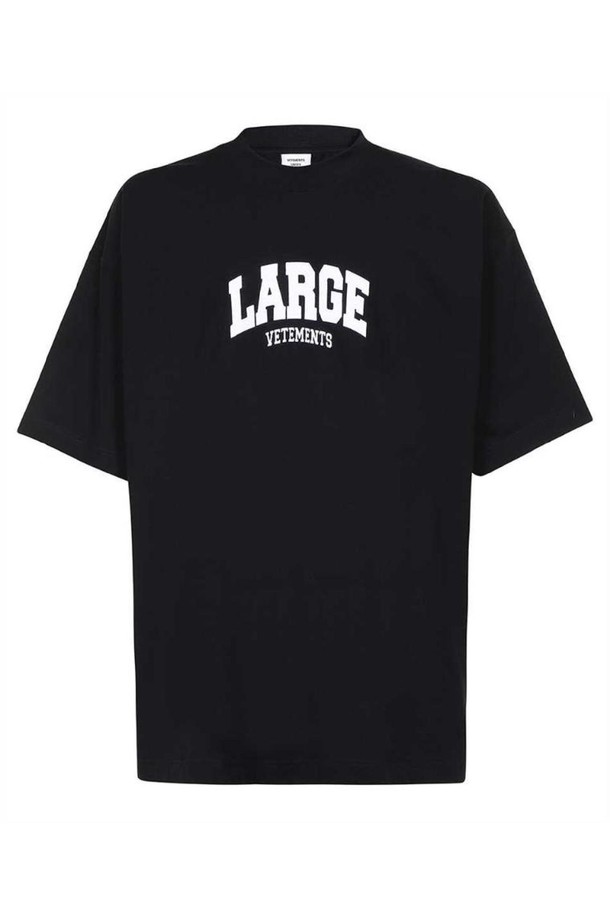 VETEMENTS - 반팔티셔츠 - 베트멍 남성 티셔츠 Vetements UE63TR840B LARGE LOGO T shirt   Black NB24