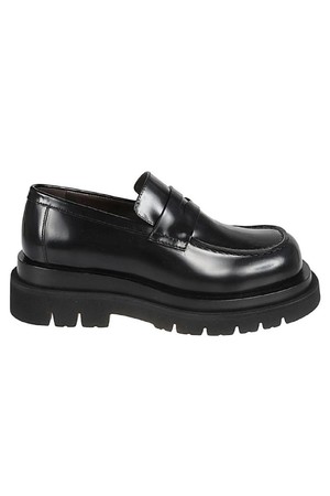 보테가 베네타 여성 로퍼 LUG LEATHER LOAFERS NB30