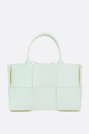 보테가 베네타 여성 토트백 Arco small tote bag in Maxi Intrecciato nappa NB26