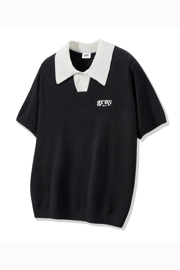 글로우 오픈 카라 니트 반팔 [GKBST32]는 블랙, 그린 네이비 3가지 색상으로 제공되는 공용 니트 반팔입니다. 아크릴, 나일론 혼방 소재로 제작되었으며, 얇고 가벼운 착용감으로 여름철 일상복으로 적합합니다. 오픈 카라 디자인에 카라 배색과 가슴 자수 포인트를 더해 캐주얼한 스타일을 연출할 수 있습니다.
