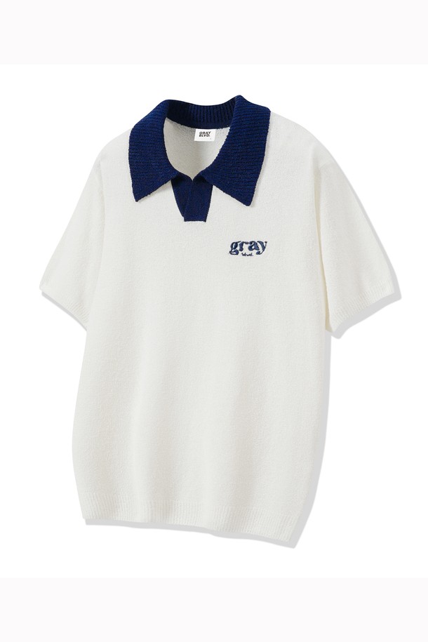 글로우 오픈 카라 니트 반팔 (GKBST32)은 네이비, 블랙, 그린 3가지 색상으로 제공되는 공용 니트 반팔 상의입니다. 아크릴과 나일론 혼방 소재로 제작되어 가볍고 시원한 착용감을 제공하며, 카라 배색 포인트와 가슴 자수 디자인이 돋보입니다. 베이직하고 캐주얼한 스타일로 일상에서 편안하게 착용하기 좋으며, 얇은 두께감으로 여름철에 적합합니다.
