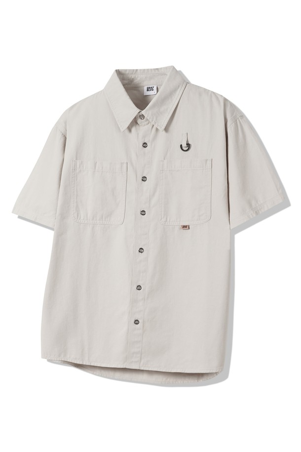 페이드 반팔 워크셔츠 / GKBSH41은 남성용 워크셔츠로, 베이지 컬러를 포함한 2가지 색상으로 출시되었습니다. 봄, 여름 시즌에 어울리는 레귤러 핏의 캐주얼/빈티지 스타일 셔츠로, 양쪽 가슴 포켓과 D링 디테일이 특징입니다. 바이오 워싱 가공된 14수 트윌 코튼 원단으로 제작되어 편안한 착용감을 제공하며, 차이나칼라와 반소매 디자인으로 일상 및 캐주얼 스타일에 활용하기 좋습니다.
