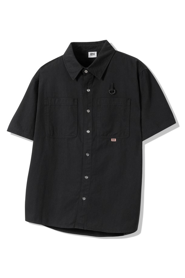 **페이드 반팔 워크셔츠 / GKBSH41 / 2color**는 남성용 캐주얼 워크셔츠입니다. 14수 트월 코튼 소재로 제작되어 여름철 시원하게 착용 가능하며, 바이오 워싱 가공으로 부드러운 촉감을 선사합니다. 블랙과 베이지 두 가지 컬러로 출시되었으며, 양쪽 가슴 포켓과 D링 디테일이 특징인 레귤러핏 반소매 차이나칼라 셔츠입니다.
