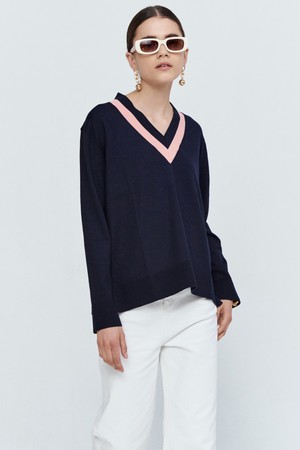 Coloring V-neck wool knit