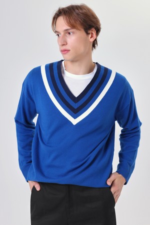 Coloring V-neck wool knit