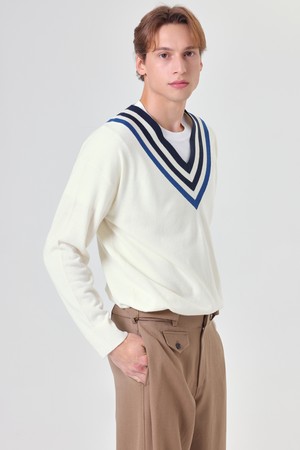 Coloring V-neck wool knit