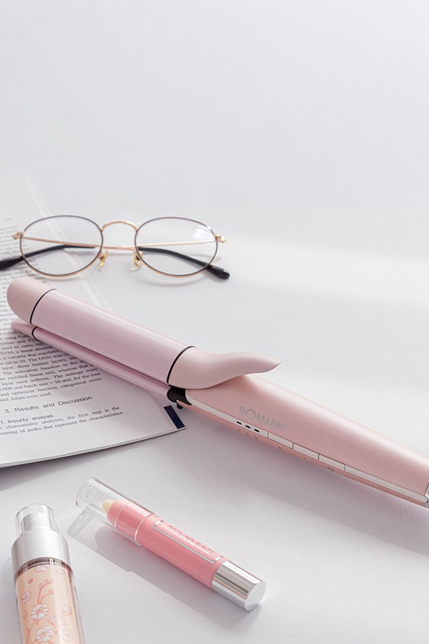 보만 2in1 멀티 헤어스타일러 HC9200P는 핑크 색상으로, 스트레이트, 웨이브, S컬, C컬 등 다양한 헤어 스타일 연출이 가능한 헤어 스타일러입니다. 160°C, 180°C, 200°C 세 가지 온도 설정과 세라믹 코팅, 360도 회전 코드를 갖춰 편리하고 안전하게 사용할 수 있습니다. 본 제품은 30분 자동 전원 차단 기능, LED 온도 표시, 인체공학적 그립으로 사용성을 높였으며, 본체와 헤어 클립 2개로 구성되어 있습니다.
