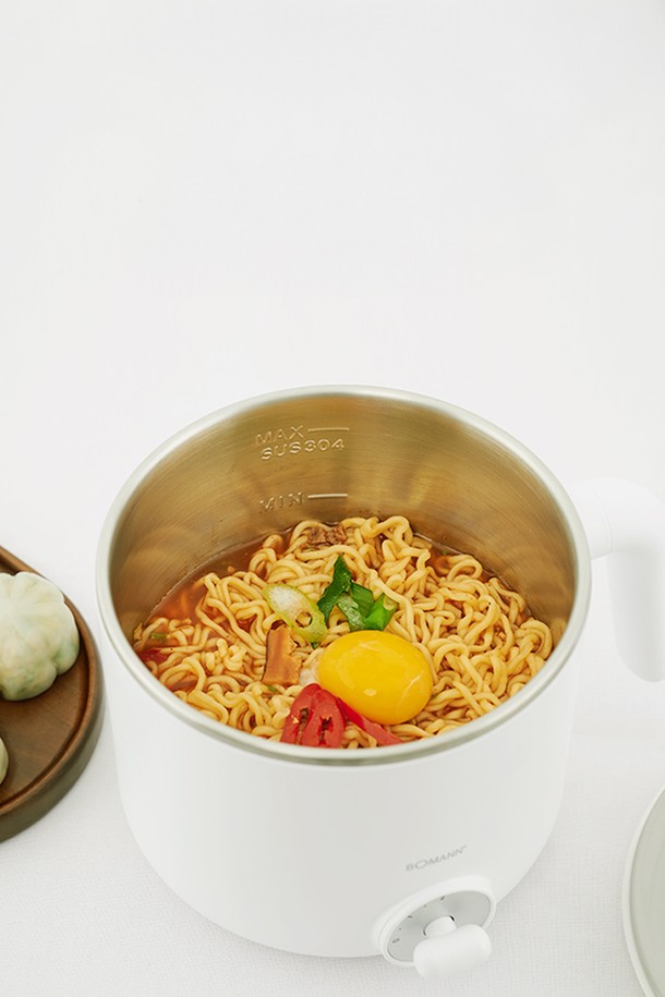 보만 1.2L 라면포트 멀티쿠커 EP1280W는 1.2L 용량으로 라면, 볶음요리, 국/탕, 죽, 밥 데우기, 우동, 찜, 스튜 등 다양한 요리가 가능한 멀티쿠커입니다. 800W의 강력한 전력으로 조리가 가능하며, 2단계 온도 조절 기능과 보온 기능을 제공하여 편리하게 사용할 수 있습니다. 이중 단열 구조와 내열강화유리 뚜껑으로 안전성을 높였으며, 16cm 넓은 입구로 재료 투입이 용이합니다. 스테인리스 스틸, 고무, 강화유리 등 프리미엄 소재를 사용하여 내구성을 강화하고, 미니멀 디자인으로 주방 어디에나 잘 어울립니다. 분리형 전원 코드와 안전 인증 및 EMC 등록으로 더욱 안심하고 사용할 수 있습니다.
