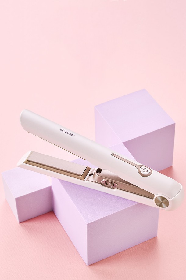 보만 USB 충전식 휴대용 미니 무선 고데기 매직기 HC2600W는 세라믹 열판을 사용하여 모발 손상을 최소화하며, 일상, 여행, 외출 시 간편하게 사용할 수 있습니다. 컴팩트한 사이즈와 경량 디자인으로 휴대성이 뛰어나며, 무선으로 사용할 수 있어 편리합니다. 최대 180°C까지 온도를 조절할 수 있으며, 자동 경사 조절 및 열판 잠금장치가 안전성을 높입니다. 2600mAh 리튬이온 배터리로 충전 후 최대 30분간 사용 가능하며, 2시간 충전으로 완충됩니다. 본체, 설명서, 파우치, 폴더테이블로 구성되어 있습니다.
