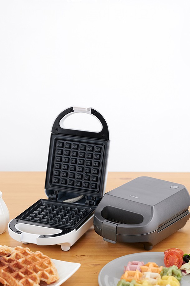 보만 1구 와플메이커 WM1167G는 간편하게 와플, 크로플, 미니호떡, 떡, 밥, 간식, 디저트 등을 만들 수 있는 주방가전입니다. 화이트와 그레이 두 가지 색상으로 출시되었으며, 논스틱 코팅 플레이트와 ABS 외관으로 제작되어 위생적이고 안전합니다. 자동 온도 조절, 양면 가열 기능으로 빠르고 균일하게 조리할 수 있으며, 전원 표시 LED, 열림 방지 잠금, 미끄럼 방지, 코드 수납, 수직 보관 기능으로 사용 편의성을 높였습니다. 콤팩트하고 미니멀한 디자인으로 좁은 공간에서도 효율적으로 사용할 수 있으며, 안전 잠금장치와 미끄럼 방지 고무바닥으로 안전하게 사용할 수 있습니다. 220-240V 전압, 50/60Hz 주파수, 600W 소비전력으로 작동하며, 쾌속 가열 시스템을 갖춘 1구 와플메이커입니다.
