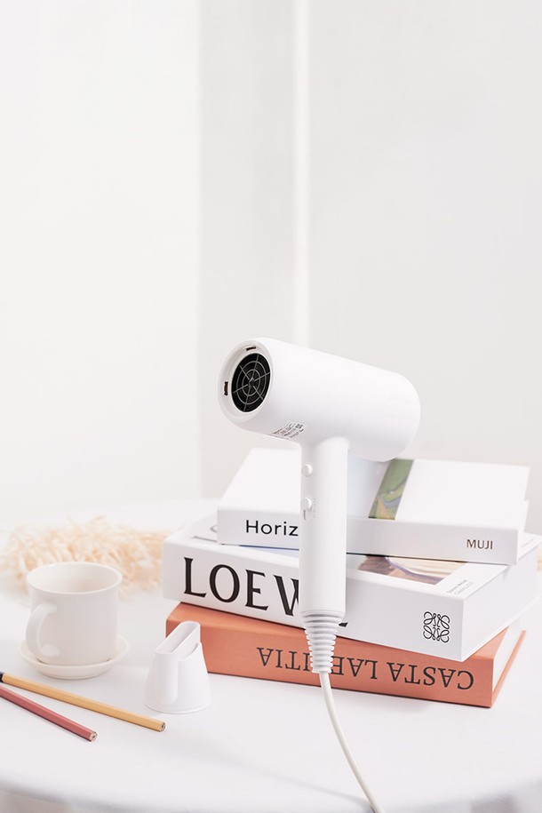 보만 1800W 전문가용 헤어 드라이기 HD4203W는 3단계 온도 조절, 냉풍, 저온풍, 고온풍, 원터치 쿨링 기능을 갖춰 두피 건조와 스타일링에 용이합니다. 360도 회전 집중 노즐을 통해 원하는 스타일을 더욱 정교하게 연출할 수 있으며, 감각적인 디자인이 돋보입니다. 1800W의 강력한 출력과 780W 풍량으로 빠른 시간 안에 모발을 건조하며, 무게는 416g입니다. 안전 인증(HU072682-20002)을 획득하여 안심하고 사용할 수 있으며, 본체, 노즐, 설명서로 구성되어 있습니다. 화이트와 그레이 색상으로 출시되었습니다.
