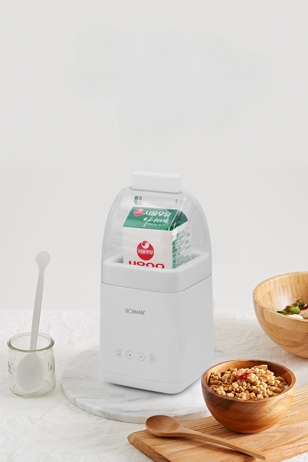 보만 디지털 요거트 메이커 JM6523은 실버 색상의 플라스틱 소재로 제작되었습니다. 500ml에서 1000ml 용량으로, PTC 히터와 온도 조절 기능을 갖춰 25~65도 범위에서 온도 설정이 가능합니다. 1~48시간까지 시간 설정을 할 수 있으며, 시작/종료 버튼, +/- 조절 버튼, 온도/시간 설정 버튼으로 간편하게 조작할 수 있습니다. 디지털 디스플레이를 통해 설정을 확인할 수 있으며, 우유팩과 계량컵, 우유 파우더 사용이 가능합니다. KC인증(HU072209-79005, R-R-bmk-YM7700W)을 받은 안전한 제품으로, 220V/60Hz 전원에 25W 소비전력으로 작동합니다.
