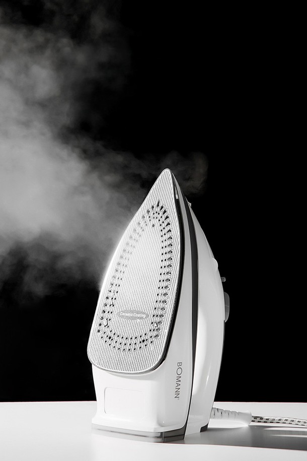 보만 2200W 듀얼 스프레이 스팀다리미 SI2223G는 강력한 2200W의 전력으로 듀얼 스팀과 파워 스팀 기능을 제공하여 옷감의 주름을 효과적으로 제거합니다. 세라믹 코팅 열판으로 부드럽게 다림질을 할 수 있으며, 나일론/실크, 울/혼방, 면/리넨 등 다양한 온도 설정으로 섬세한 다림질을 지원합니다. 물탱크 용량은 280ml이며, 수위 표시창과 스프레이 기능을 갖춰 편리하게 사용할 수 있습니다. 전기안전인증 및 전자파적합성인증을 받아 안전하게 사용할 수 있으며, 작동 표시등과 물컵이 포함되어 있습니다.
