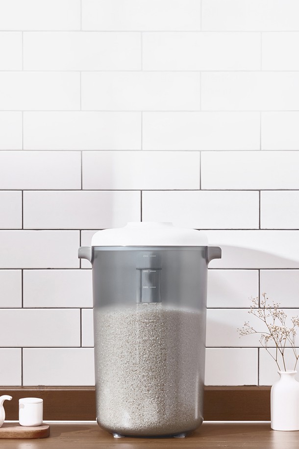 보만 무선 진공쌀통 20kg VR2210W는 20kg 용량의 화이트 플라스틱 재질 쌀통입니다. 진공 보관 기능으로 쌀의 신선도를 유지하며, 무선 충전 방식으로 편리하게 사용할 수 있습니다. 분리형 뚜껑과 미끄럼 방지 기능, 인체공학적 손잡이, 먼지 필터 등의 특징을 갖췄습니다. LED 충전 표시 기능으로 충전 상태를 쉽게 확인할 수 있으며, USB-C 타입으로 2시간 충전 시 최대 2주까지 사용 가능합니다. 원터치 진공 작동으로 3분 30초 만에 진공 포장이 완료됩니다.
