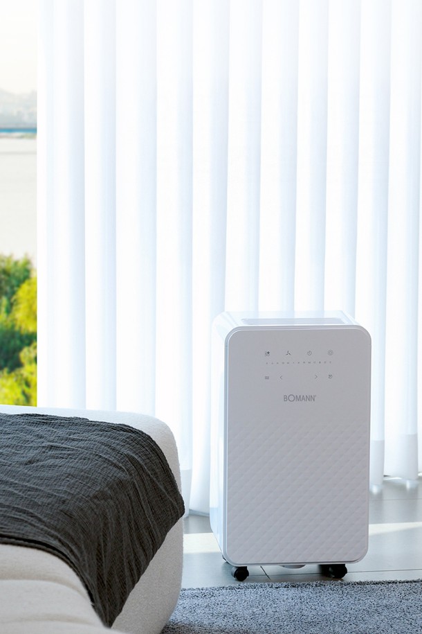 보만 가정용 사계절 원룸 미니 제습기 6L DH6120W는 4계절 내내 실내 습도를 효과적으로 관리해 주는 제습기입니다. 최대 12L의 일일 제습량과 2L 물탱크 용량으로 넉넉하게 사용 가능하며, 봄, 여름, 가을, 겨울 계절에 관계없이 실내 습도 조절, 세탁물 건조, 욕실 및 주방 습기 제거에 유용합니다. 콤팩트한 크기에 심플한 디자인, 터치 컨트롤 패널과 LED 디스플레이를 갖추어 편리하게 사용할 수 있으며, 저소음 설계로 조용하게 작동합니다. 공기정화, 자동 제상, 연속 배수, 물탱크 만수 알림, 자동 전원 차단, 의류건조모드, 자동 습도조절 기능을 지원합니다.
