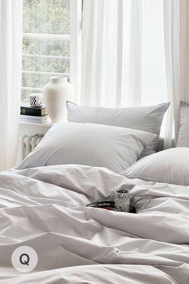 [인터네스트] 에버 워싱 사계 이불베개세트(Q)는 부드러운 면 100% 소재에 60수 고밀도 워싱 가공을 더해 사박사박한 촉감을 선사합니다. 에어버블 워싱으로 사용할수록 더욱 부드러워지며, 무봉제 및 누빔선 없는 디자인으로 호텔식 프리미엄 스타일을 연출합니다. 흡수성과 통기성이 뛰어나 사계절 내내 쾌적하게 사용 가능하며, 지퍼 이빨 미노출 마감으로 깔끔함을 더했습니다. 옥수수솜 100%의 폴라필 충전재를 사용하여 포근하고 편안한 잠자리를 제공하며, 뛰어난 내구성을 자랑합니다.
