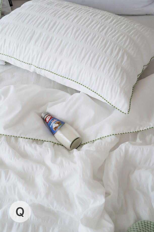 [인터네스트] 하바나 더블쿨링 냉감 차렵이불(Q)은 두라론 냉감 섬유와 플라우디 시어서커 원단을 사용하여 시원하고 쾌적한 여름 침구를 제공합니다. 양면 더블 쿨링 기능과 통기성이 뛰어난 얇은 두께로, 땀이 많이 나는 여름에도 몸에 달라붙지 않아 쾌적한 수면 환경을 만들어줍니다. 화이트, 라이트그레이, 블루, 그린의 차분한 컬러와 시어서커 주름 패턴, 깔끔한 마감 처리로 침실 분위기를 더욱 산뜻하게 연출해 보세요.
