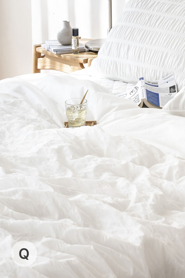 [인터네스트] 하바나 더블쿨링 냉감 차렵이불 (Q)은 시어서커 주름 패턴과 부드러운 촉감, 뛰어난 통기성을 자랑하는 여름 이불입니다. 화이트, 라이트그레이, 블루, 그린의 다채로운 색상과 저데니아 2온스 충전재, 얇은 두께로 제작되어 쾌적한 수면 환경을 제공합니다. 양면 더블 콜링, 영구적인 냉감성을 갖춘 하바나 차렵이불로 시원하고 편안한 여름밤을 경험해 보세요.
