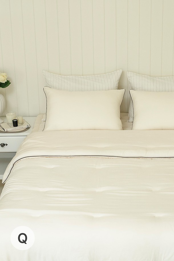 [인터네스트] 페더 모달 이불베개세트(Q)는 부드러운 촉감의 모달, 텐셀, 폴리에스터 혼방 소재로 제작된 침구 세트입니다. 베이지와 다크브라운 두 가지 색상으로 만나볼 수 있으며, 오벌 점프 퀼팅과 파이핑 디테일, 양면 광택 디자인이 특징입니다. 얇은 두께감에 경량, 통기성이 뛰어나 사계절 내내 쾌적하게 사용할 수 있으며, 무소음 설계를 통해 편안한 수면 환경을 제공합니다. 구성품은 베개커버, 이불, 패드로 이루어져 있으며, 친환경적이고 민감성 피부에도 적합합니다. 신축성이 강화되어 편안함과 실용성을 더했습니다.
