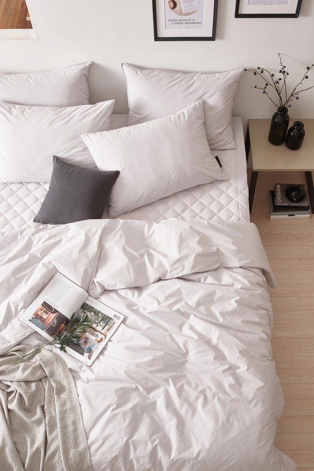 [인터네스트] 에버 워싱 사계 이불베개세트(Q)는 부드러운 면 100% 소재에 60수 고밀도 워싱 가공을 더해 사박사박한 촉감을 선사합니다. 에어버블 워싱으로 사용할수록 더욱 부드러워지며, 무봉제 및 누빔선 없는 디자인으로 호텔식 프리미엄 스타일을 연출합니다. 흡수성과 통기성이 뛰어나 사계절 내내 쾌적하게 사용 가능하며, 지퍼 이빨 미노출 마감으로 깔끔함을 더했습니다. 옥수수솜 100%의 폴라필 충전재를 사용하여 포근하고 편안한 잠자리를 제공하며, 뛰어난 내구성을 자랑합니다.
