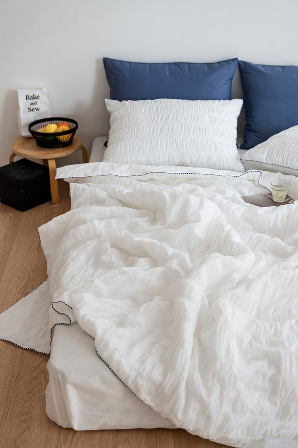 [인터네스트] 하바나 더블쿨링 냉감 차렵이불 (Q)는 퀸(Q) 사이즈로, 화이트, 라이트그레이, 블루그린의 세련된 3가지 컬러로 출시되었습니다. 시어서커 구름 패턴의 폴리에스테르 소재로 제작되어 부드러운 촉감을 자랑하며, 듀라론 냉감 섬유와 제데니아 충전재 2온스로 더블 쿨링 기능을 제공하여 여름철에도 쾌적한 수면 환경을 만들어줍니다. 가볍고 통기성이 뛰어나며, 미니멀하고 모던한 디자인으로 일상에서도 편안하게 사용할 수 있습니다.
