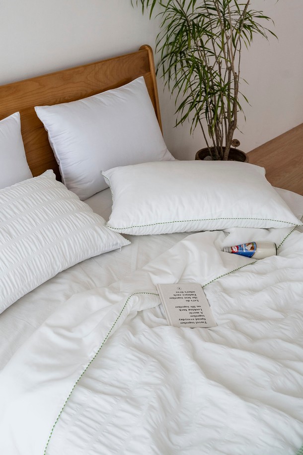 [인터네스트] 하바나 더블쿨링 냉감 차렵이불(Q)은 두라론 냉감 섬유와 플라우디 시어서커 원단을 사용하여 시원하고 쾌적한 여름 침구를 제공합니다. 양면 더블 쿨링 기능과 통기성이 뛰어난 얇은 두께로, 땀이 많이 나는 여름에도 몸에 달라붙지 않아 쾌적한 수면 환경을 만들어줍니다. 화이트, 라이트그레이, 블루, 그린의 차분한 컬러와 시어서커 주름 패턴, 깔끔한 마감 처리로 침실 분위기를 더욱 산뜻하게 연출해 보세요.
