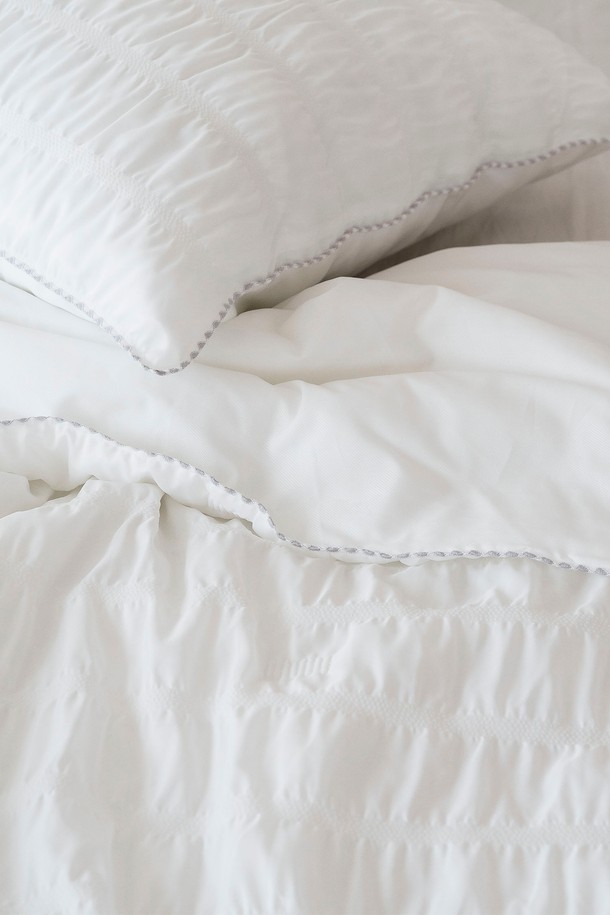 [인터네스트] 하바나 더블쿨링 냉감 이불베개세트는 두라론 냉감 섬유와 시어서커 소재로 제작되어 뛰어난 냉감 기능과 부드러운 촉감을 제공하는 여름 이불베개세트입니다. 양면 더블 쿨링, 높은 열전도성, 영구적인 냉감성을 자랑하며, 화이트, 라이트그레이, 블루, 그린 등 미니멀한 스타일의 다양한 컬러 옵션을 제공합니다. 얇고 통기성이 뛰어나며 흡습 및 속건 기능으로 쾌적한 수면 환경을 조성하여 침실과 취침 시간을 더욱 편안하게 만들어줍니다.
