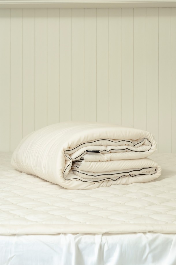 [인터네스트] 페더 모달 차렵이불 (SS)은 부드러운 모달과 폴리에스터 혼방 소재로 제작되어 사계절 내내 사용할 수 있는 경량 차렵이불입니다. 얇은 두께와 뛰어난 통기성으로 쾌적한 수면 환경을 제공하며, 온도 조절 기능으로 더욱 편안한 잠자리를 선사합니다. 파이핑 디테일과 오벌 점프 퀼팅, 심리스 와이드 원단, 3D 퀼팅 효과를 더해 세련된 디자인을 완성했습니다. 초경량 섬유, 친환경 충전재, 비건 인증을 받은 제품으로 민감성 피부에도 안심하고 사용할 수 있습니다. 베이지와 화이트 두 가지 컬러로 출시되어 침실 분위기에 맞춰 선택 가능합니다.
