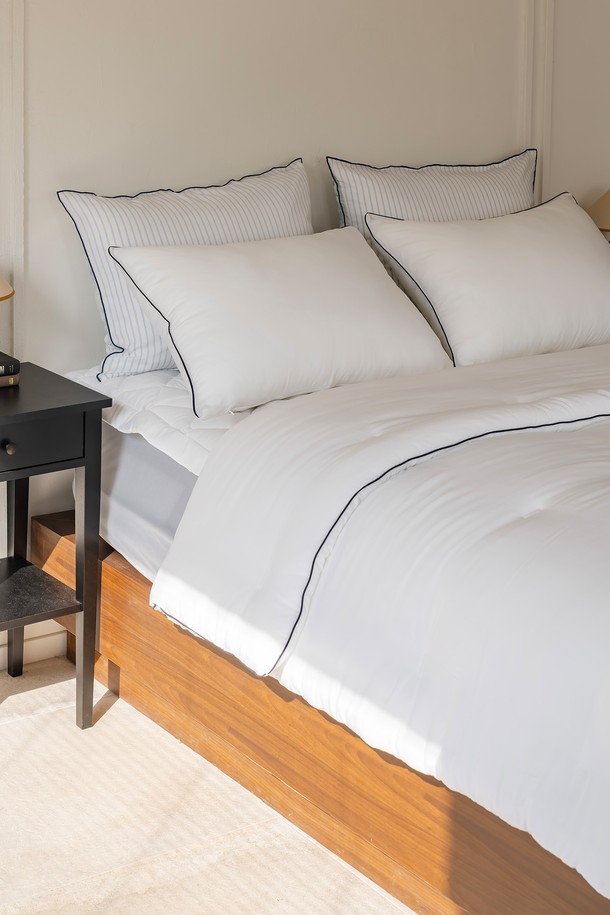 [인터네스트] 페더 모달 이불베개세트(Q)는 부드러운 촉감과 뛰어난 통기성을 자랑하는 사계절용 침구 세트입니다. 프리미엄 와이드 원단과 엘레강스한 파이핑 디자인으로 미니멀하면서도 모던한 침실 분위기를 연출합니다. 흡습, 보온 기능은 물론, 초경량의 친환경 모달과 폴리에스터 소재로 제작되어 민감성 피부에도 안심하고 사용할 수 있습니다. 심리스 제작과 무소음 설계로 편안한 수면 환경을 제공하며, 비건 인증을 받아 더욱 안심하고 사용할 수 있습니다. 이불커버, 베개커버, 패드로 구성된 실용적인 세트로 쾌적한 잠자리를 경험해 보세요.
